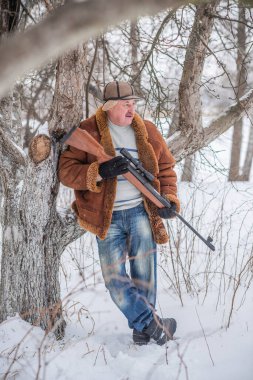 Kuzeyde kış mevsiminde avcı adam, eğlence, insan yaşam tarzı, turistler musallat oluyor. 