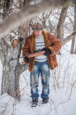 Kuzeyde kış mevsiminde avcı adam, eğlence, insan yaşam tarzı, turistler musallat oluyor. 