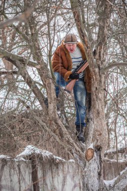 Kuzeyde kış mevsiminde avcı adam, eğlence, insan yaşam tarzı, turistler musallat oluyor. 