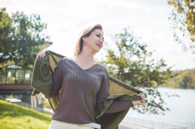  Şehre gelişigüzel yürüyen ve bir şeyler düşünen olgun bir kadının portresi. 35-40 yıl sonra kadınların hayatı