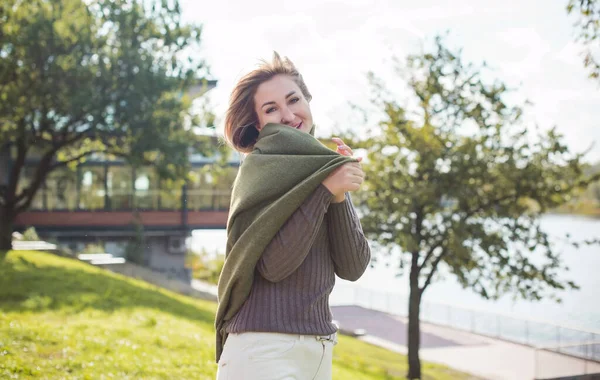 Porträtt Attraktiv Mogen Kvinna Avslappnad Stil Stan Och Tänka Något — Stockfoto