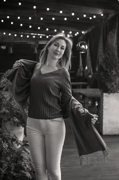 Retrato Atractiva Mujer Madura Estilo Casual Pasear Por Ciudad Pensar —  Fotos de Stock