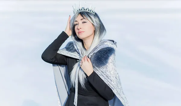 Πορτρέτο Της Μόδας Βασίλισσα Του Χιονιού Ένα Στέμμα Κρύσταλλο Φανταχτερά — Φωτογραφία Αρχείου