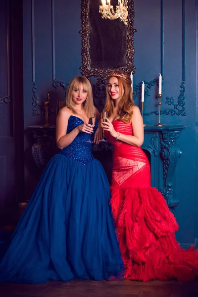 Δύο Γυναίκες Κόκκινο Και Μπλε Πολυτελές Φόρεμα Παραμονή Χριστουγέννων Ρούχα — Φωτογραφία Αρχείου