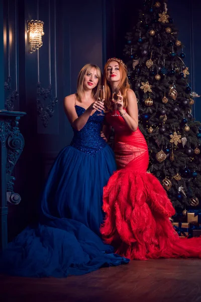 Duas Mulheres Vestido Luxo Vermelho Azul Véspera Natal Roupas Inspiração — Fotografia de Stock