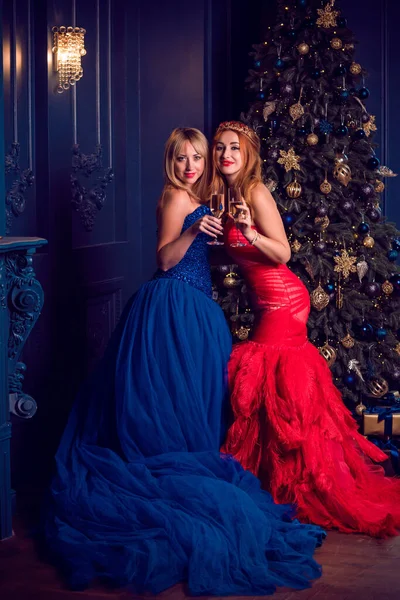 Due Donne Abito Lusso Rosso Blu Vigilia Natale Abiti Ispirazione — Foto Stock