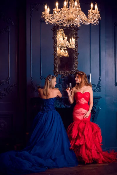 Deux Femmes Robe Luxe Rouge Bleue Veille Noël Vêtements Inspiration — Photo