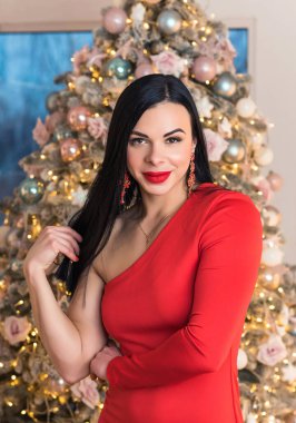 Evde Noel ve yeni yıl konforu, dekorasyon ve ayrıntılar, sıcak atmosferdeki kadın, kış tatili kavramı.