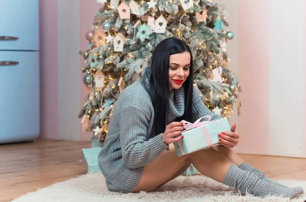 クリスマスと新年の居心地の良い家 装飾や詳細 暖かい雰囲気の女性 冬の休日の概念 — ストック写真