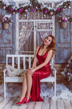 Noel ve Yeni Yıl, dekor ve ayrıntılar, sıcak atmosferdeki kadın, kış tatili kavramı.