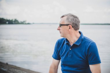  Üzgün ve felsefi bir havası olan olgun bir Avrupalı. 50 yıl sonra yaşam konsepti, sorunlar ve depresyon. Orta yaş bunalımı