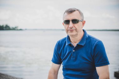  Üzgün ve felsefi bir havası olan olgun bir Avrupalı. 50 yıl sonra yaşam konsepti, sorunlar ve depresyon. Orta yaş bunalımı