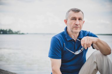  Üzgün ve felsefi bir havası olan olgun bir Avrupalı. 50 yıl sonra yaşam konsepti, sorunlar ve depresyon. Orta yaş bunalımı