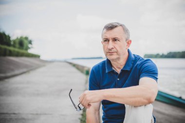  Üzgün ve felsefi bir havası olan olgun bir Avrupalı. 50 yıl sonra yaşam konsepti, sorunlar ve depresyon. Orta yaş bunalımı