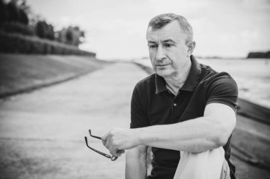  Üzgün ve felsefi bir havası olan olgun bir Avrupalı. 50 yıl sonra yaşam konsepti, sorunlar ve depresyon. Orta yaş bunalımı