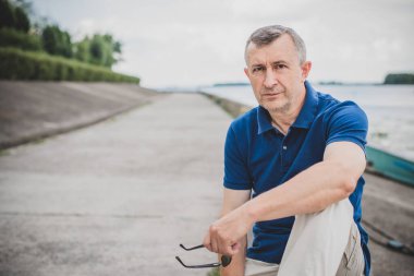  Üzgün ve felsefi bir havası olan olgun bir Avrupalı. 50 yıl sonra yaşam konsepti, sorunlar ve depresyon. Orta yaş bunalımı