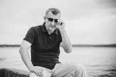  Üzgün ve felsefi bir havası olan olgun bir Avrupalı. 50 yıl sonra yaşam konsepti, sorunlar ve depresyon. Orta yaş bunalımı