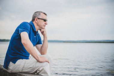  Üzgün ve felsefi bir havası olan olgun bir Avrupalı. 50 yıl sonra yaşam konsepti, sorunlar ve depresyon. Orta yaş bunalımı