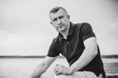  Üzgün ve felsefi bir havası olan olgun bir Avrupalı. 50 yıl sonra yaşam konsepti, sorunlar ve depresyon. Orta yaş bunalımı