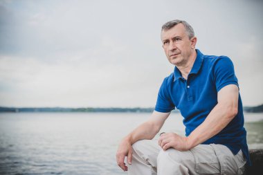  Üzgün ve felsefi bir havası olan olgun bir Avrupalı. 50 yıl sonra yaşam konsepti, sorunlar ve depresyon. Orta yaş bunalımı