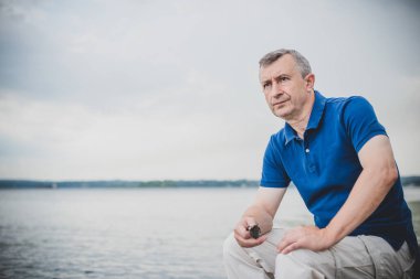  Üzgün ve felsefi bir havası olan olgun bir Avrupalı. 50 yıl sonra yaşam konsepti, sorunlar ve depresyon. Orta yaş bunalımı