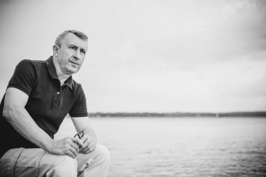  Üzgün ve felsefi bir havası olan olgun bir Avrupalı. 50 yıl sonra yaşam konsepti, sorunlar ve depresyon. Orta yaş bunalımı