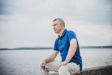  Üzgün ve felsefi bir havası olan olgun bir Avrupalı. 50 yıl sonra yaşam konsepti, sorunlar ve depresyon. Orta yaş bunalımı