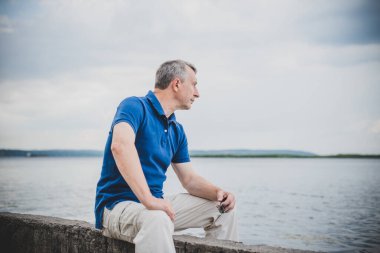  Üzgün ve felsefi bir havası olan olgun bir Avrupalı. 50 yıl sonra yaşam konsepti, sorunlar ve depresyon. Orta yaş bunalımı