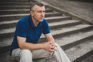  Üzgün ve felsefi bir havası olan olgun bir Avrupalı. 50 yıl sonra yaşam konsepti, sorunlar ve depresyon. Orta yaş bunalımı