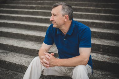  Üzgün ve felsefi bir havası olan olgun bir Avrupalı. 50 yıl sonra yaşam konsepti, sorunlar ve depresyon. Orta yaş bunalımı