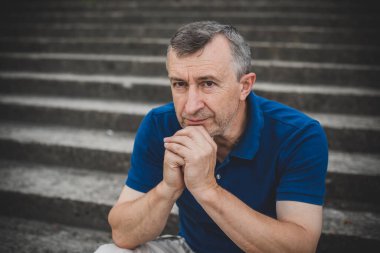  Üzgün ve felsefi bir havası olan olgun bir Avrupalı. 50 yıl sonra yaşam konsepti, sorunlar ve depresyon. Orta yaş bunalımı