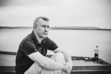  Üzgün ve felsefi bir havası olan olgun bir Avrupalı. 50 yıl sonra yaşam konsepti, sorunlar ve depresyon. Orta yaş bunalımı