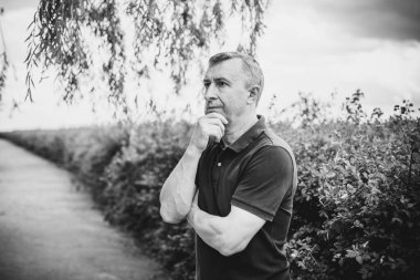  Üzgün ve felsefi bir havası olan olgun bir Avrupalı. 50 yıl sonra yaşam konsepti, sorunlar ve depresyon. Orta yaş bunalımı