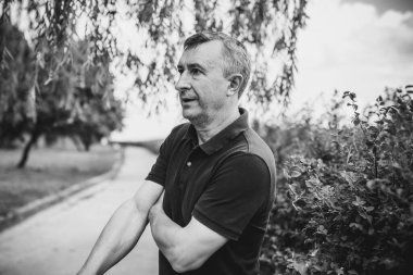  Üzgün ve felsefi bir havası olan olgun bir Avrupalı. 50 yıl sonra yaşam konsepti, sorunlar ve depresyon. Orta yaş bunalımı