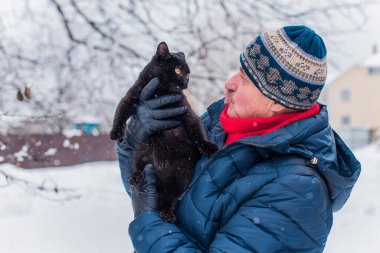 Kış karlı gününde mutlu kıdemli adam eğleniyor. Emeklilerin hayatı, pozitif yaşam tarzı.