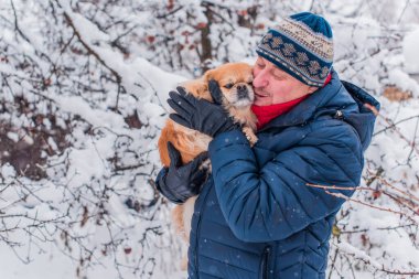 Kış karlı gününde mutlu kıdemli adam eğleniyor. Emeklilerin hayatı, pozitif yaşam tarzı.