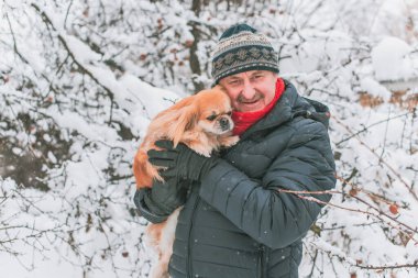 Kış karlı gününde mutlu kıdemli adam eğleniyor. Emeklilerin hayatı, pozitif yaşam tarzı.