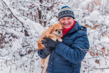 Kış karlı gününde mutlu kıdemli adam eğleniyor. Emeklilerin hayatı, pozitif yaşam tarzı.