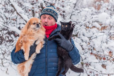 Kış karlı gününde mutlu kıdemli adam eğleniyor. Emeklilerin hayatı, pozitif yaşam tarzı.