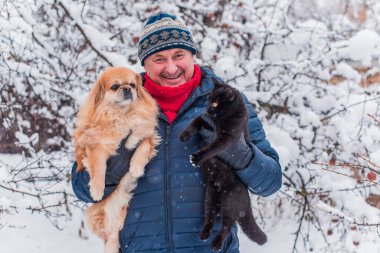 Kış karlı gününde mutlu kıdemli adam eğleniyor. Emeklilerin hayatı, pozitif yaşam tarzı.