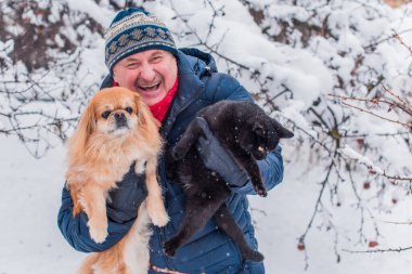 Kış karlı gününde mutlu kıdemli adam eğleniyor. Emeklilerin hayatı, pozitif yaşam tarzı.