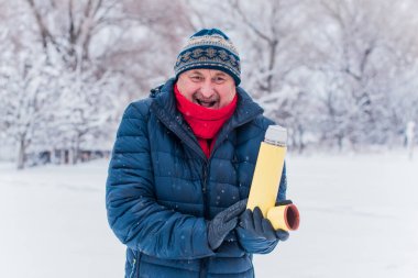 Kış karlı gününde mutlu kıdemli adam eğleniyor. Emeklilerin hayatı, pozitif yaşam tarzı.