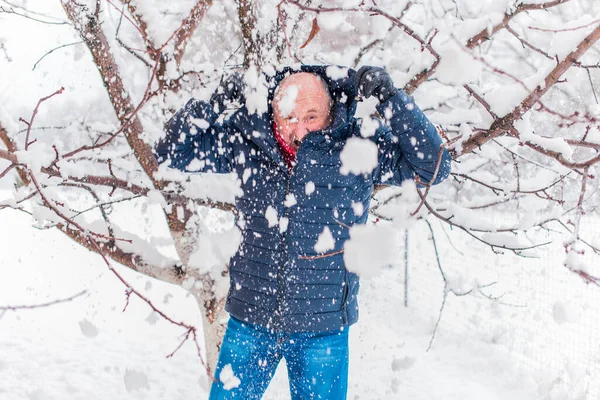 Glad Senior Man Vintern Snöig Dag Har Kul Pensionärens Liv — Stockfoto