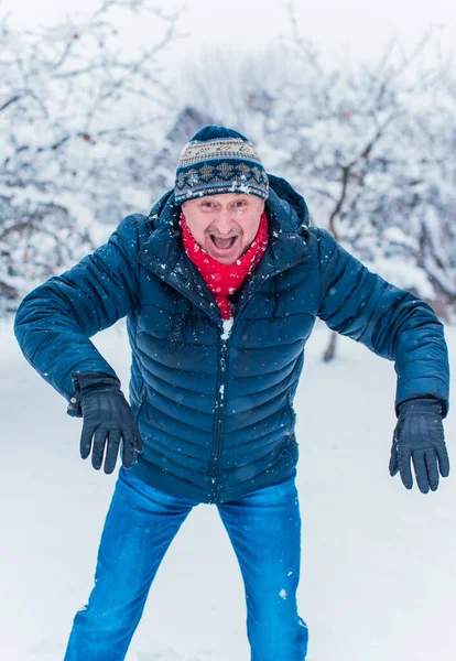 Glad Senior Man Vintern Snöig Dag Har Kul Pensionärens Liv — Stockfoto
