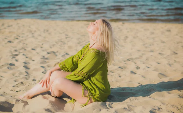 Hermosa Mujer Talla Grande Vestido Lino Caqui Resto Naturaleza Concepto — Foto de Stock