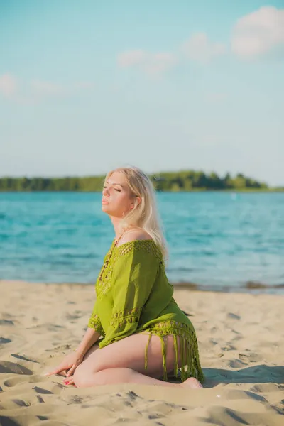 카키색 드레스를 아름다운 자연스럽게 휴식을 취한다 해변에서 재미있게 — 스톡 사진