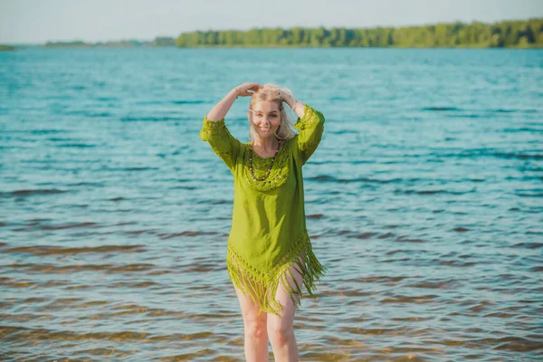 美しいプラスサイズの女性でカーキリネンドレスの残りの部分で自然 概念の女性のファッション 女性Xlサイズはビーチで楽しんでいます — ストック写真
