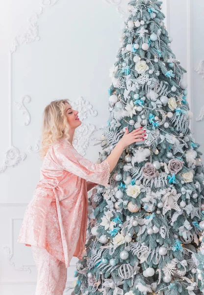 冬休みのコンセプト インスピレーションと妖精の時間 休日にクリスマスツリーの近くの女の子 素敵な女性 魔法のクリスマスの時間 — ストック写真