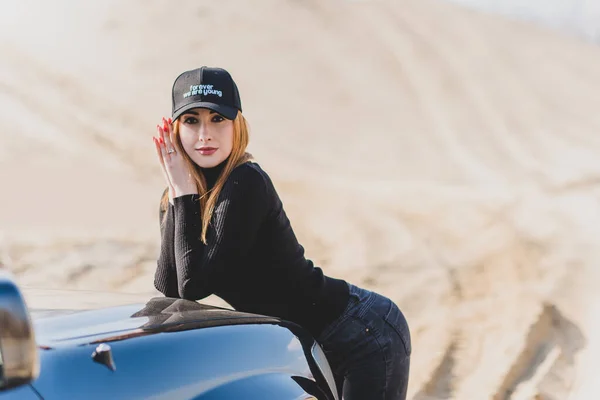Mujer Llevar Cuello Alto Negro Jeans Gorra Béisbol Chica Desierto —  Fotos de Stock