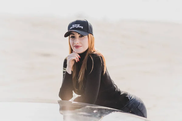 Vrouw Draagt Zwarte Coltrui Jeans Honkbalpet Meisje Zandwoestijn Modieuze Casual — Stockfoto